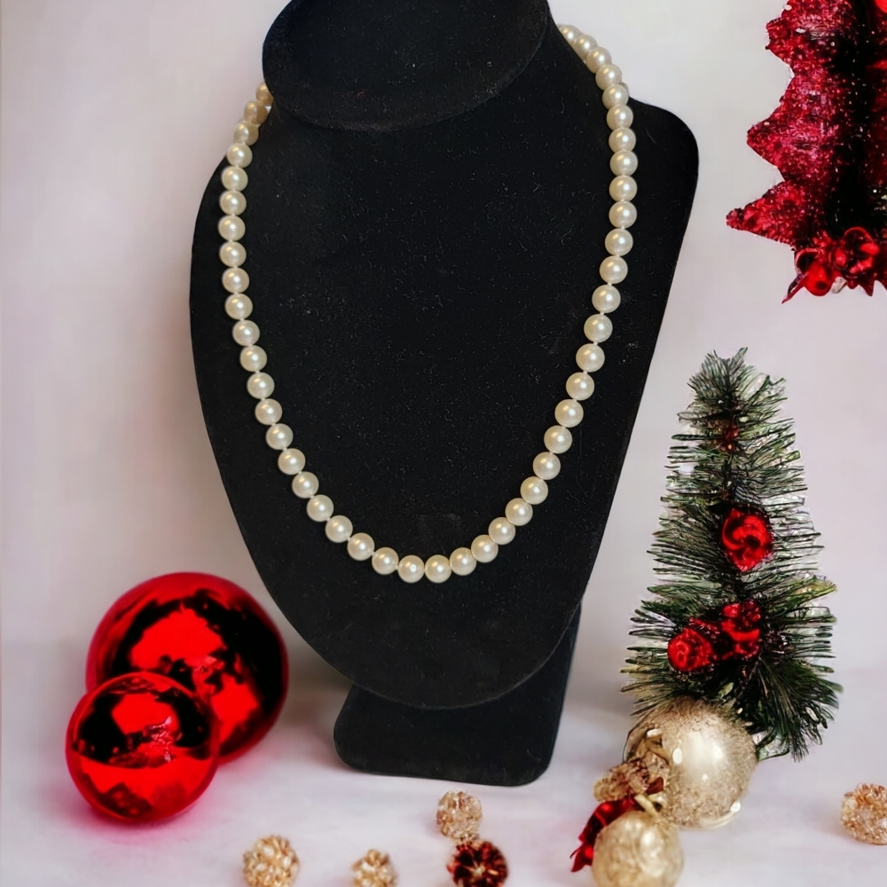 8.5mm Imperial Cultured Pearl's with 14k solid clasp, hand knotted 18" Princess - Picture 2 of 4